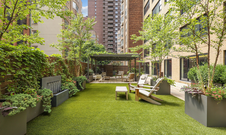 Private outdoor garden space at Park Towers South