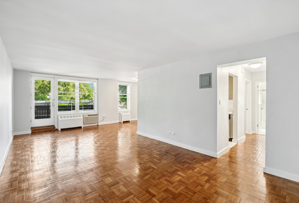 1130 Pelham Parkway South , Pelham Parkway