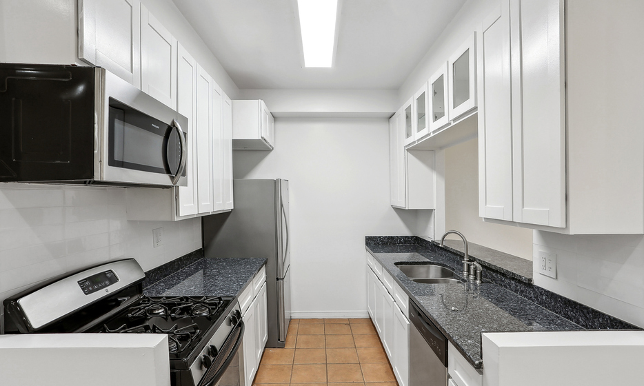 RSD-02 Kitchen with Stainless Steel Appliances