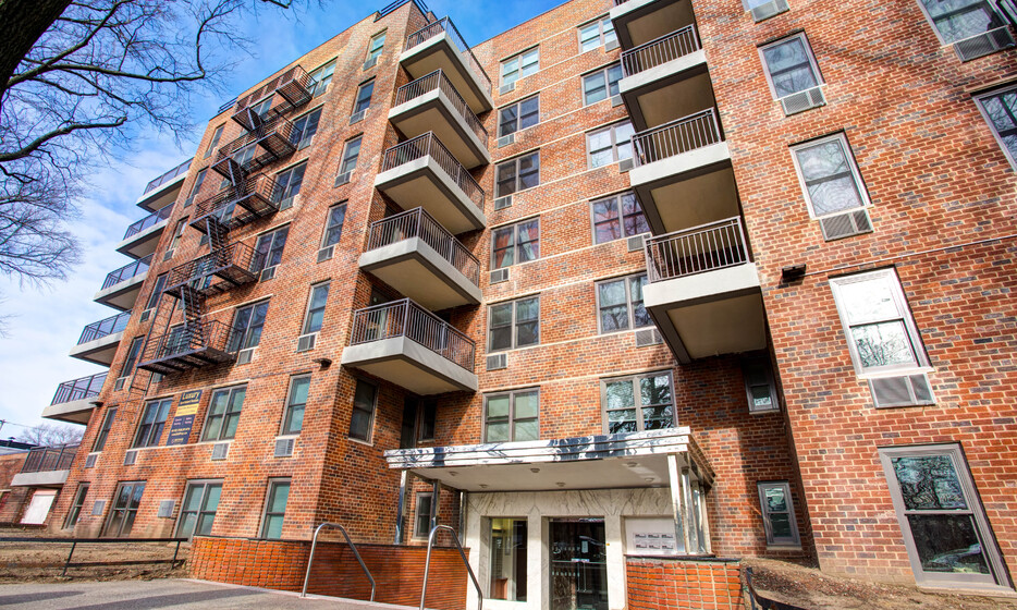 Pelham Parkway Apartments in The Bronx | Goldfarb Properties